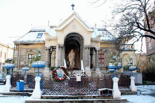 A Dzsa Gyrgy kivgzsnek lltlagos helyn 1906-ban felszentelt emlkhelyet egy ortodox mnikus vette gondozsba, intzkedseit a hivatalossgok lbe tett kzzel szemllik. A kp a nemrg befejezett restaurls utni llapotot tkrzi...