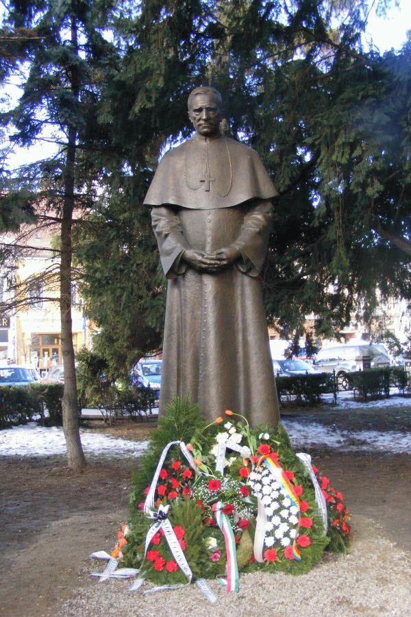 A nemrg felavatott Mrton ron szobor a kolozsvri Szent Mi­hly templom kertjben. (Fodor Gyrgy felvtele)