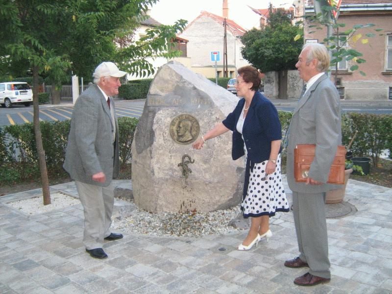 A Knydi Sndor s Lengyel Lszl kezdemnyezsre elindtott Benedek Elek mesekt-mozgalom harmadik sznhelyn: a soproni Nyugat-Magyarorszgi Egyetem Benedek Elek Tantkpz Kar eltt Knydi Sndor, Szla Erzsbet s Hegeds Imre Jnos